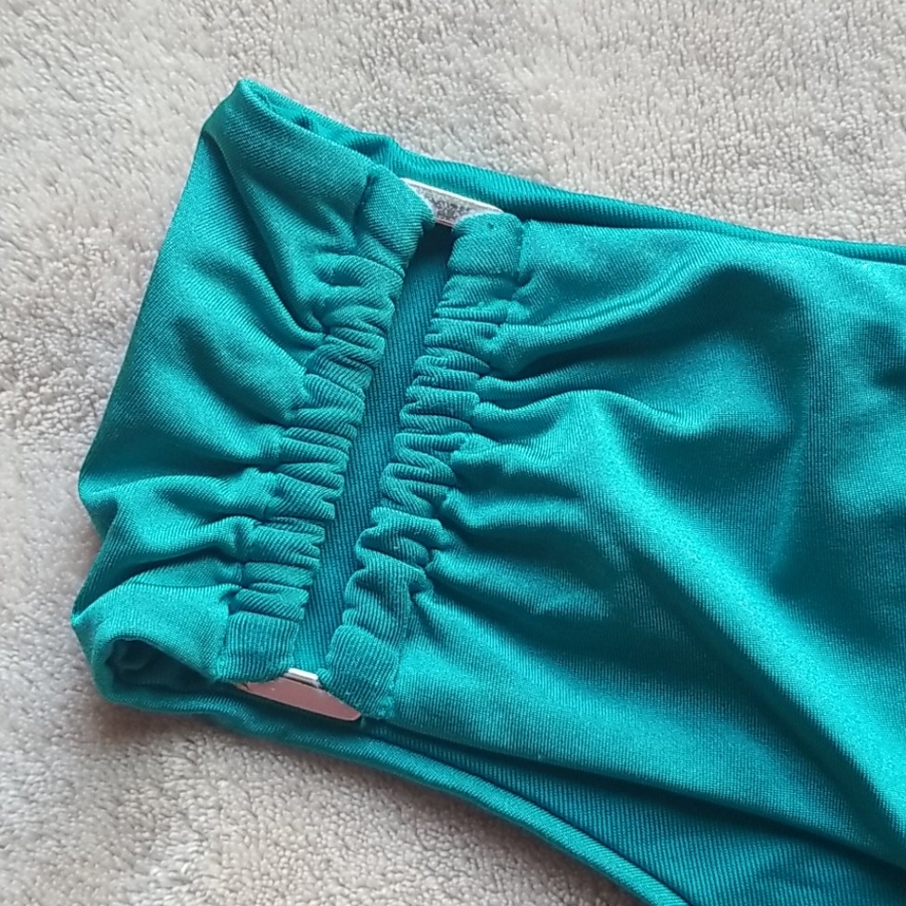 Bikini ๐ - Picture 3 of 8